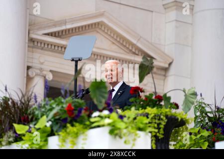 Arlington, Virginie, États-Unis. 27 mai 2024. Le président des États-Unis Joe Biden prononce une allocution lors de la cérémonie d'observation du 156e jour commémoratif national dans l'amphithéâtre Memorial du cimetière national d'Arlington, en Virginie, le lundi 27 mai 2024. Crédit : Bonnie Cash / Pool via CNP / MediaPunch crédit : MediaPunch Inc / Alamy Live News Banque D'Images