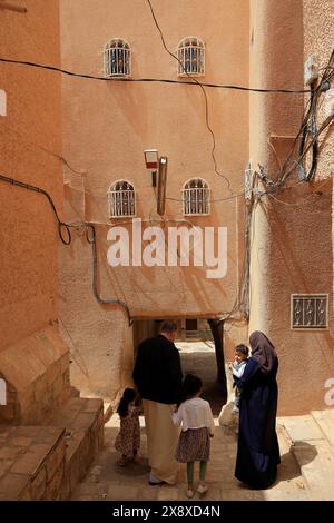 Visiteurs en face d'une habitation traditionnelle avec petite fenêtre et chemin inférieur à l'intérieur du Ksar Gharddais. Vallée de Mzab. Province de Ghardaia. Sahara du Nord. Algérie Banque D'Images