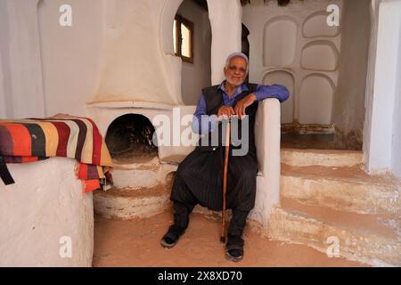 Un vieil homme mozabite travaillant comme guide touristique dans le Ksar El Atteuf la capitale provinciale et l'un des 5 ksar (colonie fortifiée) de la vallée du Mzab. Province de Ghardaia. Sahara du Nord. Algérie Banque D'Images