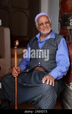 Un vieil homme mozabite travaillant comme guide touristique dans le Ksar El Atteuf la capitale provinciale et l'un des 5 ksar (colonie fortifiée) de la vallée du Mzab. Province de Ghardaia. Sahara du Nord. Algérie Banque D'Images