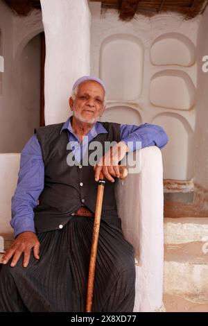 Un vieil homme mozabite travaillant comme guide touristique dans le Ksar El Atteuf la capitale provinciale et l'un des 5 ksar (colonie fortifiée) de la vallée du Mzab. Province de Ghardaia. Sahara du Nord. Algérie Banque D'Images