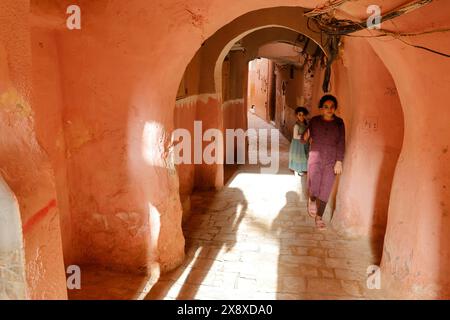 Sentier couvert avec des maisons construites sur le dessus à l'intérieur du Ksar El Atteuf, l'un des 5 ksar traditionnels (colonie fortifiée) habité par le peuple mozabite depuis plus de mille ans dans la vallée du Mzab. Province de Ghardaia. Sahara du Nord. Algérie Banque D'Images