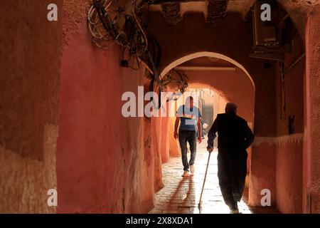 Sentier couvert avec des maisons construites sur le dessus à l'intérieur du Ksar El Atteuf, l'un des 5 ksar traditionnels (colonie fortifiée) habité par le peuple mozabite depuis plus de mille ans dans la vallée du Mzab. Province de Ghardaia. Sahara du Nord. Algérie Banque D'Images