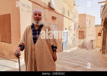 Un vieil homme mozabite en vêtements traditionnels à Ksar Beni Isguen. Beni Isguen est l'un des 5 Ksars (colonie fortifiée) de la vallée du Mzab. Province de Ghardais. Sahara du Nord. Algérie Banque D'Images