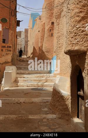 Architectures mozabites traditionnelles à l'intérieur de Ksar Beni Isguen. Beni Isguen est l'un des 5 Ksars (colonie fortifiée) de la vallée du Mzab. Province de Ghardaia. Sahara du Nord. Algérie Banque D'Images