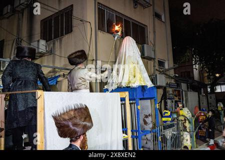 Grand rabbin de la cour hassidique de Lelov, allume le feu de joie de Lag Ba'omer. Le LAG Ba'omer est un événement traditionnel juif qui a lieu le 33ème jour du comptage de l'Omer. Deux événements historiques principaux sont liés à Lag Baomer. On pense que c'est le jour de la mort du rabbin Shimon Bar Yochai (également connu sous le nom de RASHBI), un sage important dans l'ancien judaïsme. Dans les temps modernes, il est considéré comme une célébration pour commémorer la victoire de la révolte de Bar Kokhba, une rébellion armée initiée par les Juifs de Judée contre l'Empire romain en 132 EC. Pendant les célébrations du Lag Ba'omer, les juifs hassidiques orthodoxes Banque D'Images