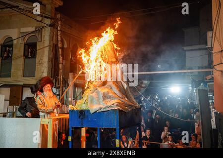 Grand rabbin de la cour hassidique de Lelov, célèbre l'éclairage du feu de joie de Lag Ba'omer. Le LAG Ba'omer est un événement traditionnel juif qui a lieu le 33ème jour du comptage de l'Omer. Deux événements historiques principaux sont liés à Lag Baomer. On pense que c'est le jour de la mort du rabbin Shimon Bar Yochai (également connu sous le nom de RASHBI), un sage important dans l'ancien judaïsme. Dans les temps modernes, il est considéré comme une célébration pour commémorer la victoire de la révolte de Bar Kokhba, une rébellion armée initiée par les Juifs de Judée contre l'Empire romain en 132 EC. Pendant les célébrations du Lag Ba'omer, orthodo Banque D'Images