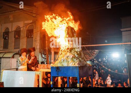 Grand rabbin de la cour hassidique de Lelov, célèbre l'éclairage du feu de joie de Lag Ba'omer. Le LAG Ba'omer est un événement traditionnel juif qui a lieu le 33ème jour du comptage de l'Omer. Deux événements historiques principaux sont liés à Lag Baomer. On pense que c'est le jour de la mort du rabbin Shimon Bar Yochai (également connu sous le nom de RASHBI), un sage important dans l'ancien judaïsme. Dans les temps modernes, il est considéré comme une célébration pour commémorer la victoire de la révolte de Bar Kokhba, une rébellion armée initiée par les Juifs de Judée contre l'Empire romain en 132 EC. Pendant les célébrations du Lag Ba'omer, orthodo Banque D'Images