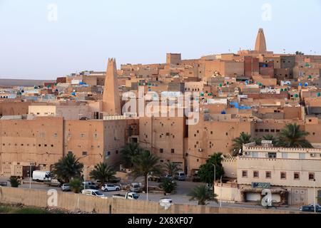 La vue du Ksar Bounoura, l'un des cinq Ksars (colonie fortifiée) habité par le peuple mozabite dans la vallée du Mzab. Province de Ghardaia. Sahara du Nord. Algérie Banque D'Images