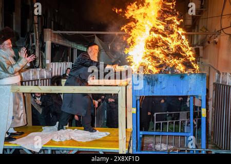 Le Grand Rabbin de la cour hassidique de Lelov, applaudit l'un des participants lors de la cérémonie d'allumage du feu de joie de Lag Ba'omer. Le LAG Ba'omer est un événement traditionnel juif qui a lieu le 33ème jour du comptage de l'Omer. Deux événements historiques principaux sont liés à Lag Baomer. On pense que c'est le jour de la mort du rabbin Shimon Bar Yochai (également connu sous le nom de RASHBI), un sage important dans l'ancien judaïsme. Dans les temps modernes, il est considéré comme une célébration pour commémorer la victoire de la révolte de Bar Kokhba, une rébellion armée initiée par les Juifs de Judée contre l'Empire romain en 132 EC. Du Banque D'Images