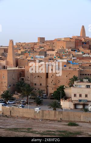 La vue du Ksar Bounoura, l'un des cinq Ksars (colonie fortifiée) habité par le peuple mozabite dans la vallée du Mzab. Province de Ghardaia. Sahara du Nord. Algérie Banque D'Images