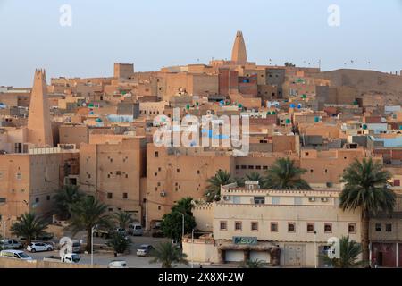 La vue du Ksar Bounoura, l'un des cinq Ksars (colonie fortifiée) habité par le peuple mozabite dans la vallée du Mzab. Province de Ghardaia. Sahara du Nord. Algérie Banque D'Images