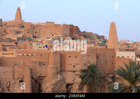 La vue du Ksar Bounoura, l'un des cinq Ksars (colonie fortifiée) habité par le peuple mozabite dans la vallée du Mzab. Province de Ghardaia. Sahara du Nord. Algérie Banque D'Images