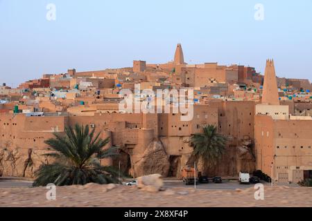 La vue du Ksar Bounoura, l'un des cinq Ksars (colonie fortifiée) habité par le peuple mozabite dans la vallée du Mzab. Province de Ghardaia. Sahara du Nord. Algérie Banque D'Images