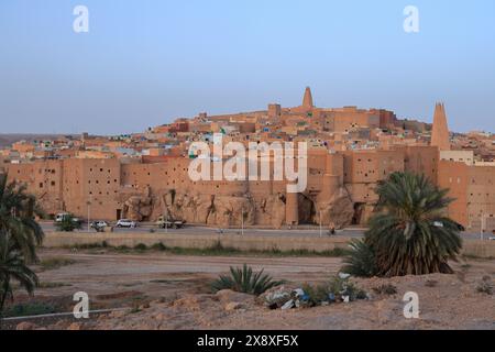 La vue du Ksar Bounoura, l'un des cinq Ksars (colonie fortifiée) habité par le peuple mozabite dans la vallée du Mzab. Province de Ghardaia. Sahara du Nord. Algérie Banque D'Images