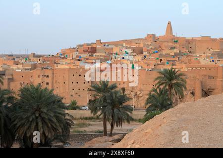 La vue du Ksar Bounoura, l'un des cinq Ksars (colonie fortifiée) habité par le peuple mozabite dans la vallée du Mzab. Province de Ghardaia. Sahara du Nord. Algérie Banque D'Images