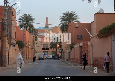 La vue du Ksar Bounoura avec le minaret de la grande mosquée en arrière-plan pendant les heures de soirée. Bounoura est l'un des 5 Ksars (colonie fortifiée) de la vallée du Mzab. Province de Ghardaia. Sahara du Nord. Algérie Banque D'Images