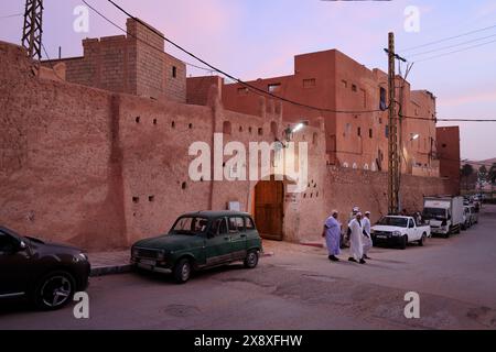 La vue du soir de la porte d'entrée fortifiée de Ksar Bounoura, l'un des cinq Ksars (colonie fortifiée) dans la vallée de Mzab. Province de Ghardaia, Sahara du Nord, Algérie Banque D'Images