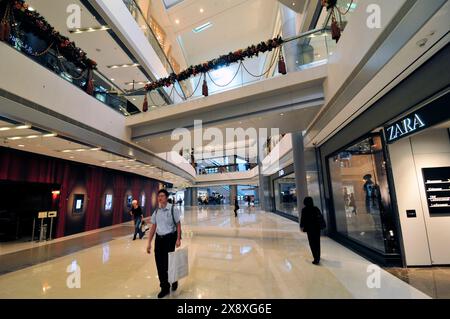 Une promenade matinale dans le centre commercial IFC à Hong Kong. Banque D'Images