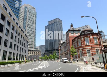 Ancien et nouveau. Le bâtiment Marunouchi de la gare de Tokyo avec des gratte-ciel modernes derrière lui. Tokyo, Japon. Banque D'Images