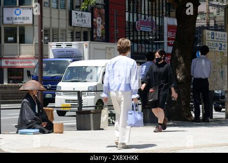 Un moine zen japonais collectionnant des aumônes dans une rue commerçante principale de Ginza, Tokyo, Japon. Banque D'Images