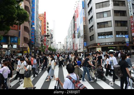 Piétons traversant la rue à Ikebukuro, Tokyo, Japon. Banque D'Images