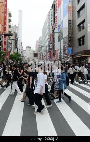 Piétons traversant la rue à Ikebukuro, Tokyo, Japon. Banque D'Images