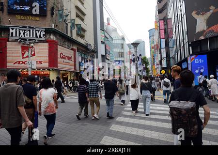 Piétons traversant la rue à Ikebukuro, Tokyo, Japon. Banque D'Images