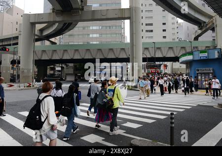 Piétons traversant la rue à Ikebukuro, Tokyo, Japon. Banque D'Images