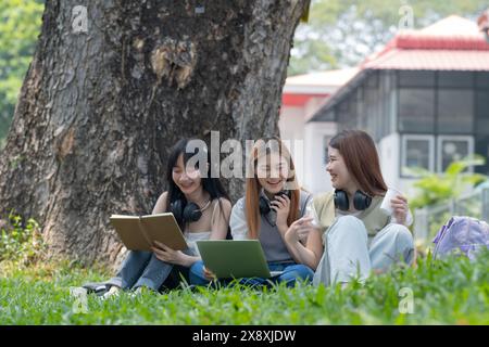 Groupe de jeunes étudiants à l'aide d'un smartphone portable à la présentation de tempête de cerveau, devoirs, discussion, planification de nouveau projet . Banque D'Images