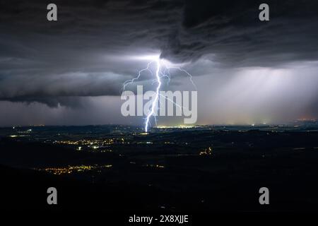 Haibach, Allemagne. 27 mai 2024. La foudre illumine le ciel nocturne, photographié depuis le Schuhchristleger, une montagne panoramique près de Haibach dans le quartier de Straubing. De violents orages et des pluies torrentielles ont déclenché plusieurs opérations des pompiers et de la police dans l'est et le sud de la Bavière mardi soir. Crédit : Wintermeier/Zema-medien/dpa/Alamy Live News Banque D'Images