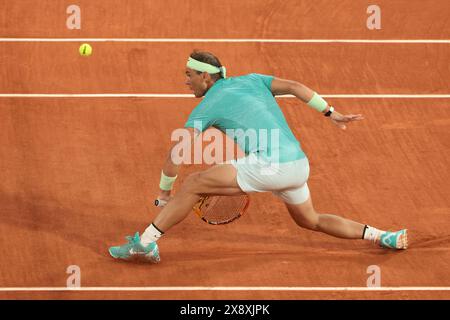 Paris, France. 27 mai 2024. Rafael Nadal d'Espagne lors de son match de premier tour contre Alexander Zverev aka Sascha Zverev d'Allemagne le jour 2 de l'Open de France 2024, Roland-Garros 2024, tournoi de tennis du Grand Chelem le 27 mai 2024 au stade Roland-Garros à Paris, France - photo Jean Catuffe/DPPI crédit : DPPI Media/Alamy Live News Banque D'Images