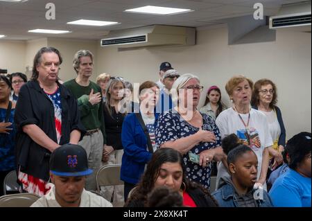 New York, États-Unis. 27 mai 2024. Les membres du public chantent lors de la cérémonie du Memorial Day de l'American Legion Boulevard Gardens Post 1836 2024 dans le Queens borough de New York. Le jour du souvenir est un jour férié fédéral honorant les militaires décédés dans l'exercice de leurs fonctions militaires. Crédit : SOPA images Limited/Alamy Live News Banque D'Images