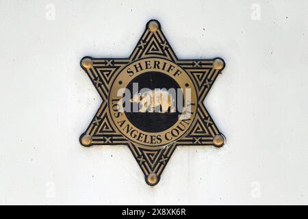 Logo emblématique du shérif du comté de Los Angeles sur une enseigne au Sherman Block Los Angeles County Sheriff's Department's Headquarters Building, lundi 27 mai 2024, à Los Angeles. Banque D'Images