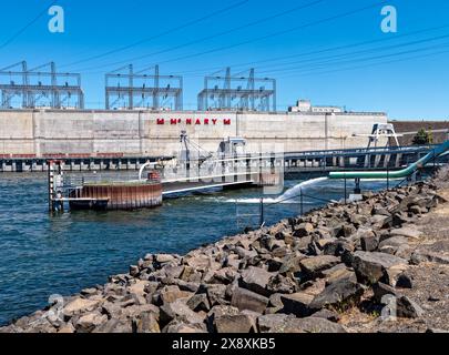 La centrale électrique du McNary Damon sur le fleuve Columbia à Umatilla, Oregon, États-Unis Banque D'Images