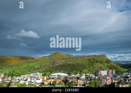 Édimbourg, Royaume-Uni. 27 mai 2024. UK vue depuis Carlton Hill vers Arthurs Seat, Scottish Parliament (en bas à gauche) et Dynamic Earth (au centre) pic : phil wilkinson/Alamy Live News Banque D'Images