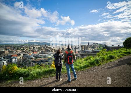 Édimbourg, Royaume-Uni. 27 mai 2024. UK Une vue depuis Carlton Hill vers la vieille ville d'Édimbourg, pic Credit : phil wilkinson/Alamy Live News Banque D'Images