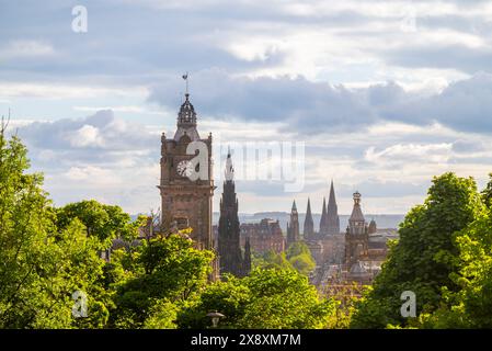 Édimbourg, Royaume-Uni. 27 mai 2024. UK Une vue sur Édimbourg et son centre-ville historique, y compris le Balmoral Hotel (à gauche) et Scott Monument (au centre) vue depuis Carlton Hill. Crédit : phil wilkinson/Alamy Live News Banque D'Images