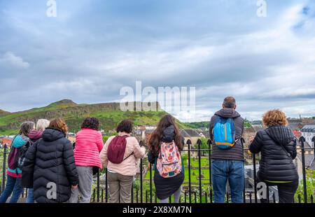 Édimbourg, Royaume-Uni. 27 mai 2024. Les touristes britanniques, les visiteurs, regardent vers le célèbre Arthurs Seat, un volcan éteint dans le centre de Holyrood Park à Édimbourg, en Écosse. Crédit : phil wilkinson/Alamy Live News Banque D'Images