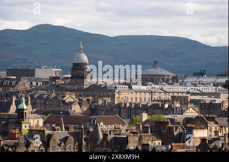 Édimbourg, Royaume-Uni. 27 mai 2024. UK Une vue depuis Carlton Hill vers la vieille ville d'Édimbourg, et ses toits, y compris le bâtiment de l'université d'Édimbourg. Crédit : phil wilkinson/Alamy Live News Banque D'Images