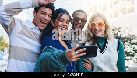 Amis, étudiants et selfie en plein air dans la ville avec la mode pour le site Web de l'université ou photo de profil pour la mémoire avec le style à la mode. Diversité, bonheur Banque D'Images