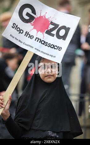 Burnley, Lancashire, Royaume-Uni. 27 mai 2024. Un jeune manifestant porte une pancarte qui dit "Gaza arrêtez le massacre" pendant la manifestation. Les manifestants sont descendus dans les rues de Burnley pour protester contre la poursuite des bombardements de Gaza qui ont vu des frappes aériennes israéliennes sur des tentes abritant des personnes déplacées à Rafah, Gaza. Plus de 30 000 ont été tués et plus de 70 000 blessés à Gaza depuis le 7 octobre. Crédit : SOPA images Limited/Alamy Live News Banque D'Images