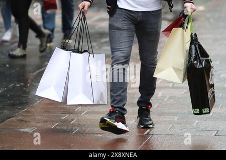 Photo du dossier datée du 22/12/19 des shoppers à Glasgow. Les acheteurs ont bénéficié de la baisse des prix des détaillants ce mois-ci dans le but de relancer la demande des consommateurs, montrent de nouveaux chiffres. Le taux d'augmentation des prix dans les magasins à travers le pays est revenu à des niveaux «normaux», selon un groupe influent de détaillants. Date d'émission : mardi 28 mai 2024. Banque D'Images