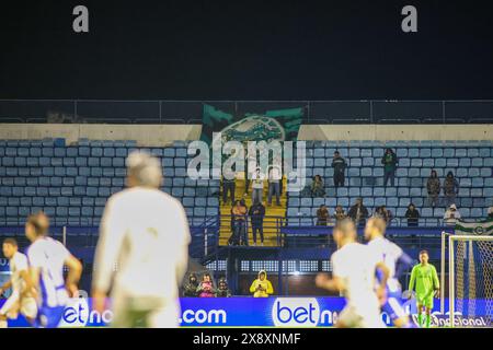 Florianopolis, Brésil. 28 mai 2024. SC - FLORIANOPOLIS - 05/27/2024 - BRASILEIRO B 2024, AVAI x GOIAS - les fans de Goias lors d'un match contre Avai au stade Ressacada pour le championnat brésilien B 2024. Photo : Luis Felipe Amorin/AGIF (photo : Luis Felipe Amorin/AGIF/Sipa USA) crédit : Sipa USA/Alamy Live News Banque D'Images