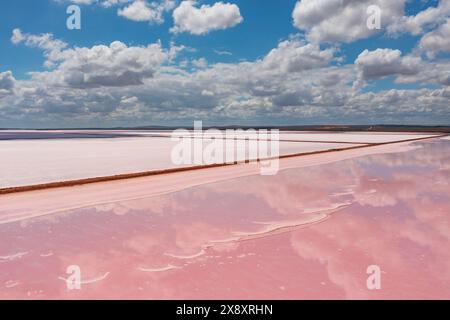 Vue aérienne des motifs nuageux reflétés dans un étang salé rose au lac Bumbunga dans la Clare Valley en Australie méridionale Banque D'Images