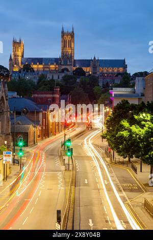 La nuit tombe à Lincoln, en Angleterre. Lincoln domine l'horizon de la ville. Banque D'Images