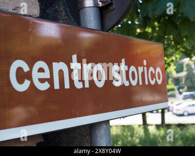 Cremona, Italie - 15 mai 2024 gros plan d'un panneau italien 'centro storico' sur un fond urbain flou avec de la verdure par une journée ensoleillée Banque D'Images