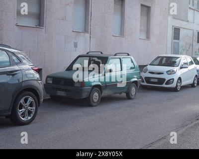 Cremona, Italie - 15 mai 2024 Fiat Panda années 80 Old Green car italienne se distingue parmi les voitures plus récentes sur une route urbaine, mettant en valeur un contraste entre le passé A. Banque D'Images