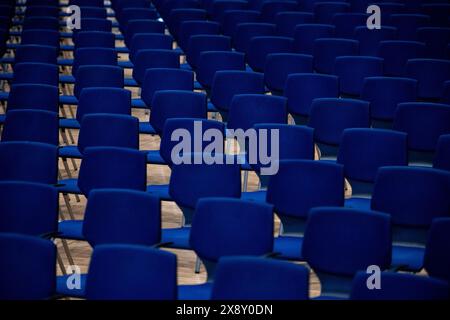 Essen, Allemagne. 28 mai 2024. Les chaises sont alignées dans le hall Europa de Messe Essen. L'Assemblée des créanciers de Galeria Karstadt Kaufhof décide du plan de faillite de Messe Essen. Crédit : Fabian Strauch/dpa/Alamy Live News Banque D'Images