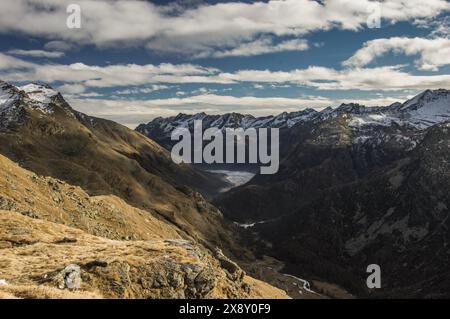 Vue majestueuse sur le parc national du Gran Paradiso avec ses sommets enneigés, ses vallées escarpées et ses paysages spectaculaires. Banque D'Images